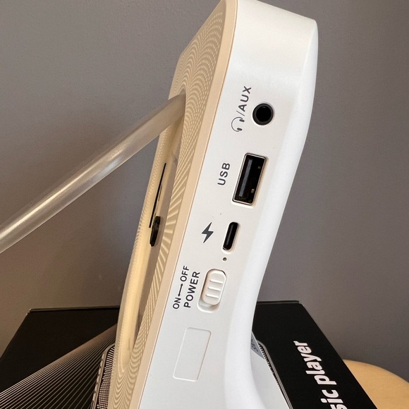 GUERAY WHITE BLUETOOTH DESK CD PLAYER AND RADIO IS NEW IN THE BOX - Picture 7 of 11